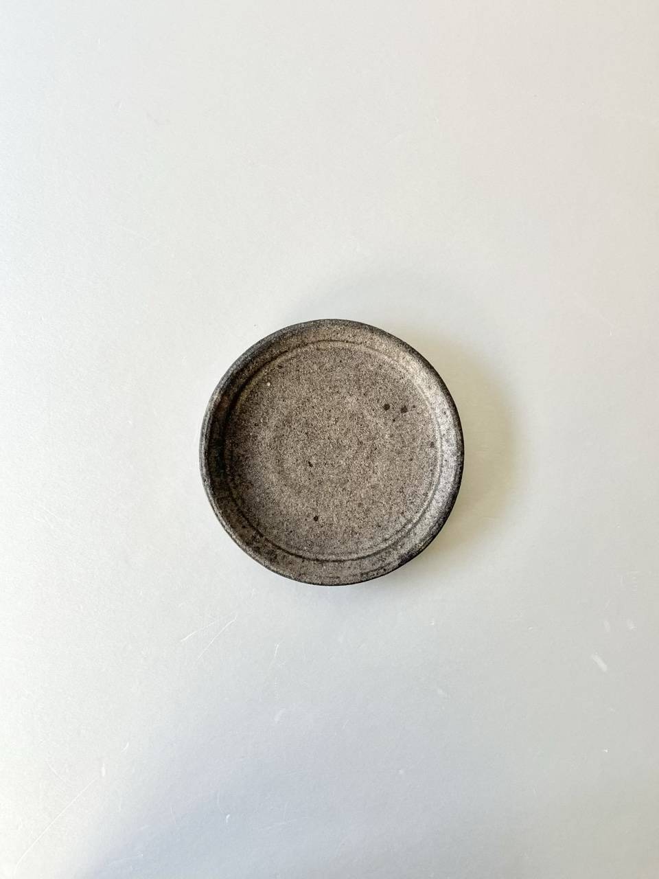 【美品】田鶴濵 守人　黒錆釉6寸皿
