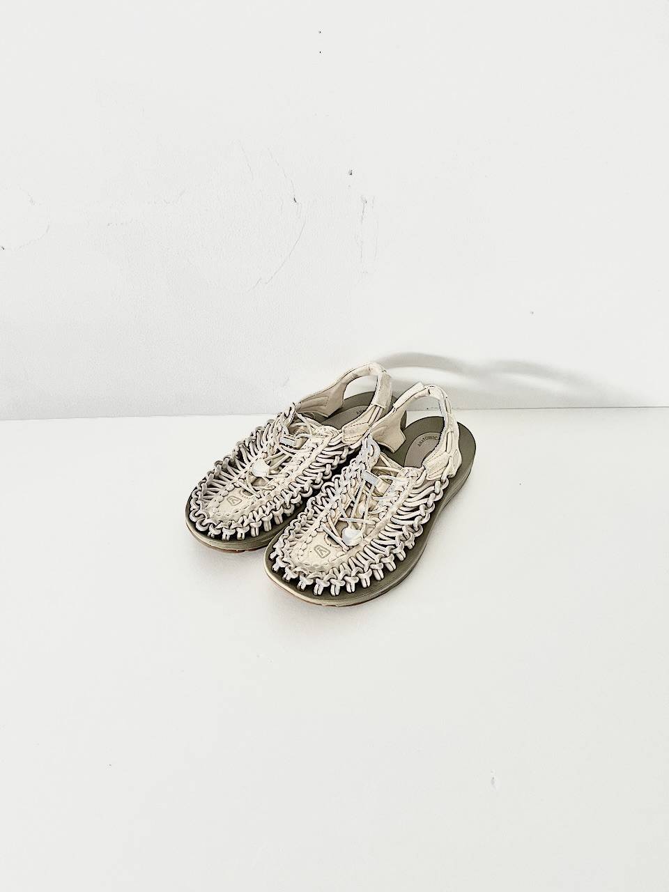 KEEN　UNEEK　ユニークサンダル　オフホワイト　23cm
