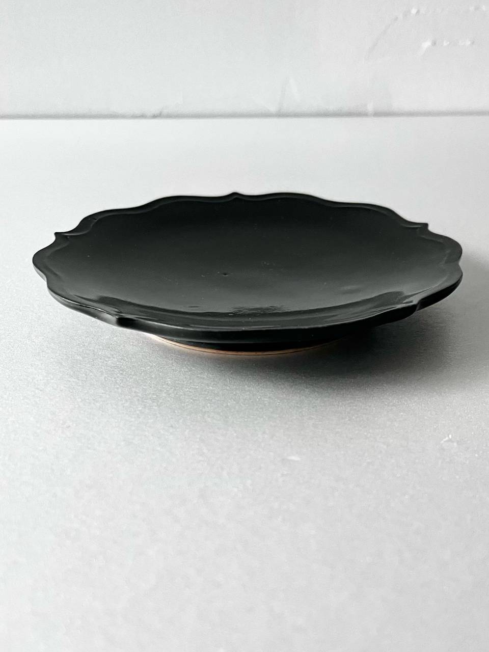 【美品】大井寛史　黒釉 稜花皿　５寸　①