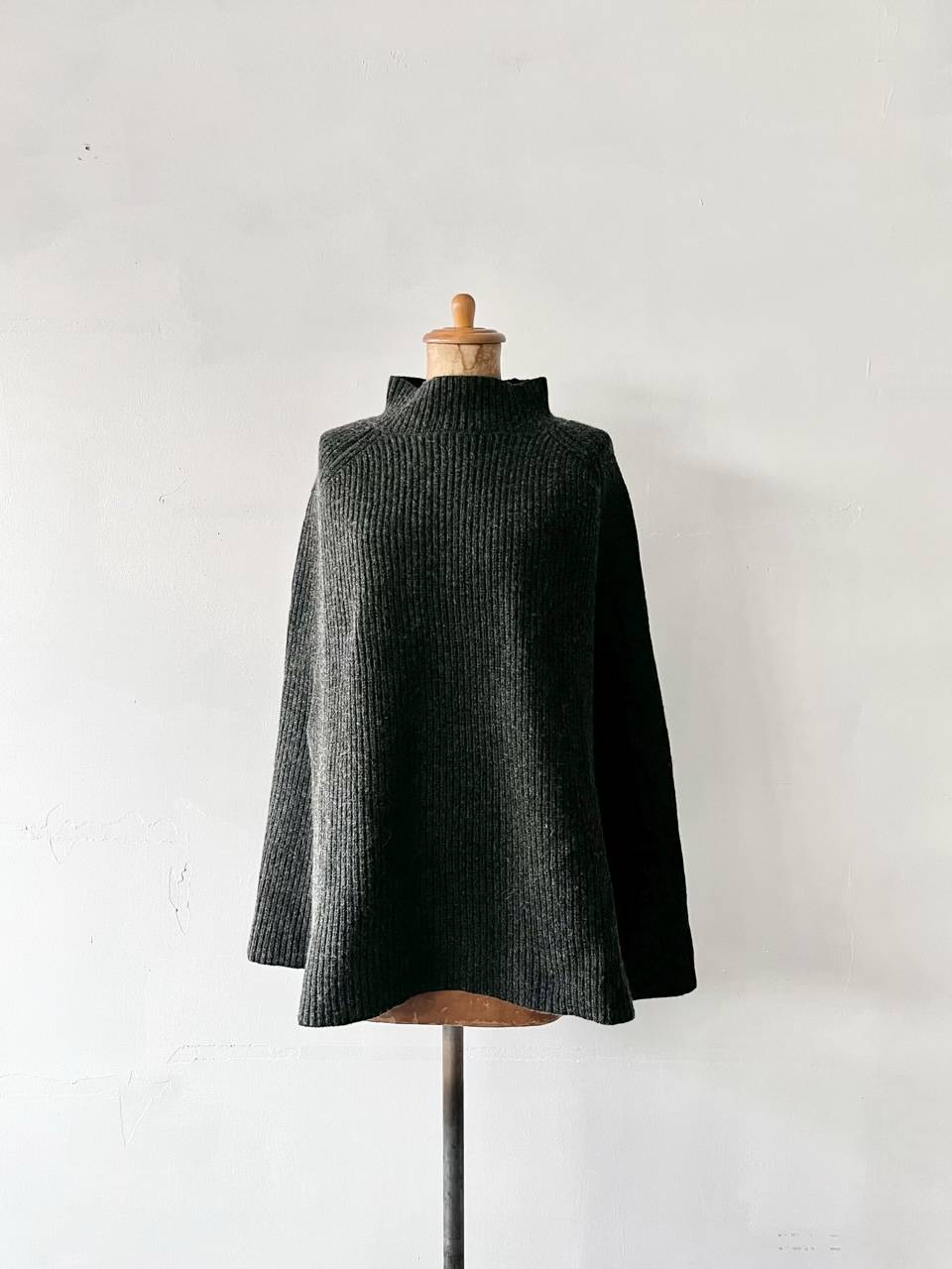 【未使用】Gauze#   ウールニットポンチョ　チャコールグレー　フリーサイズ