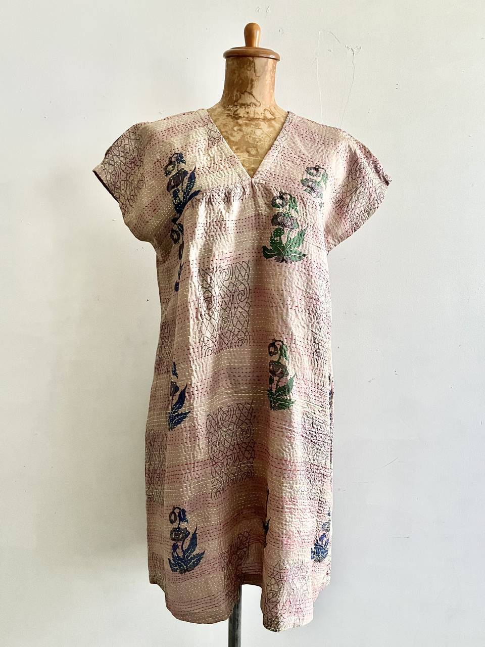 m’s select　刺繍花柄トップス　Vネック