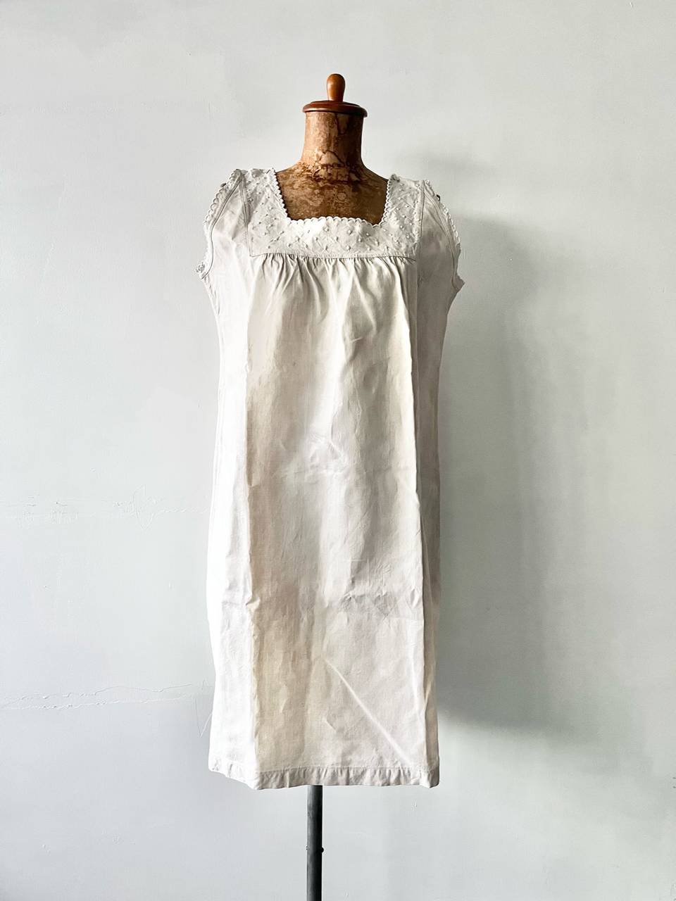 【アンティーク】リネン刺繍チュニック　首元ドット
