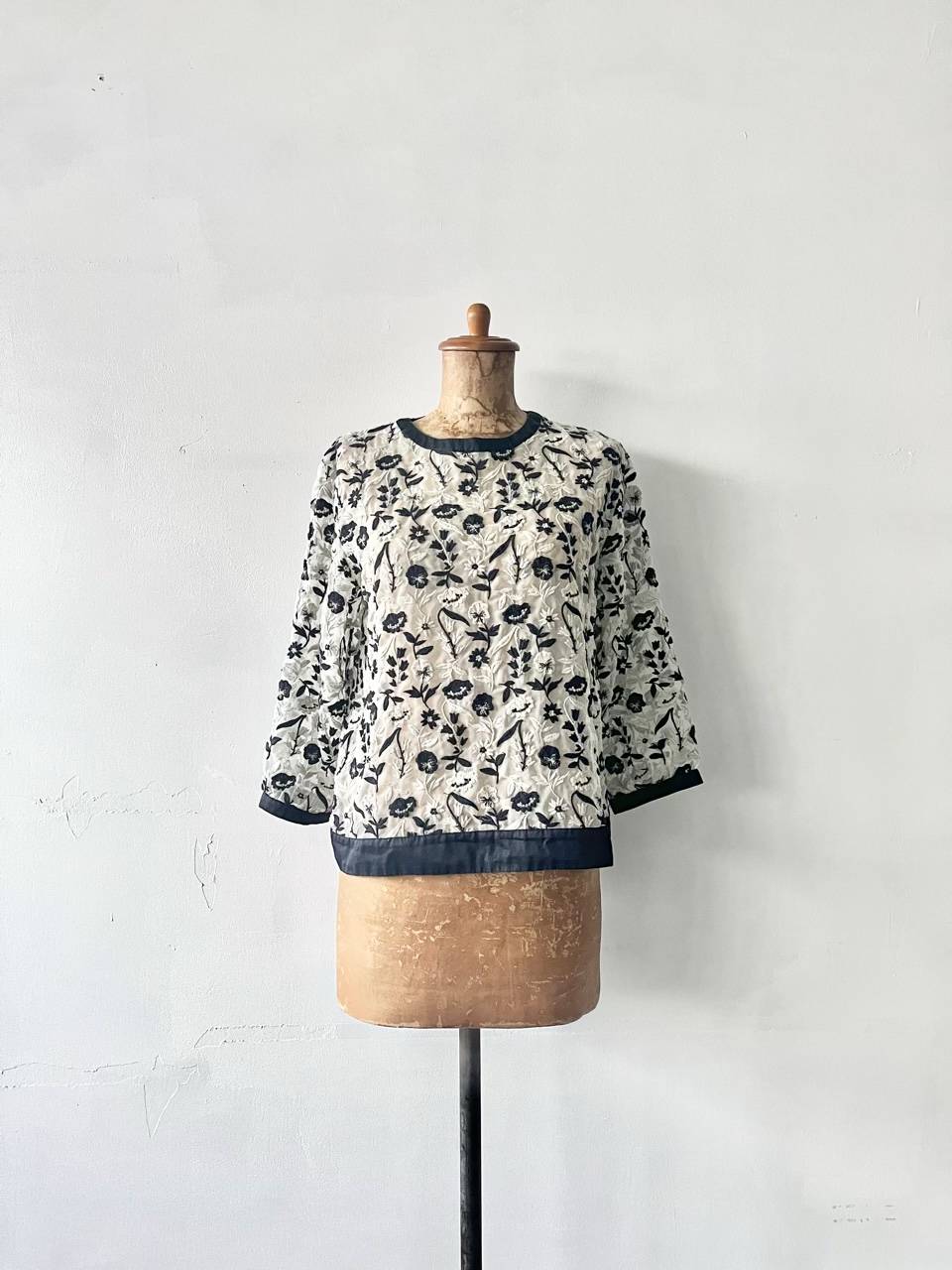nesessaire　刺繍ブラウス　ポリエステル　くるみボタン
