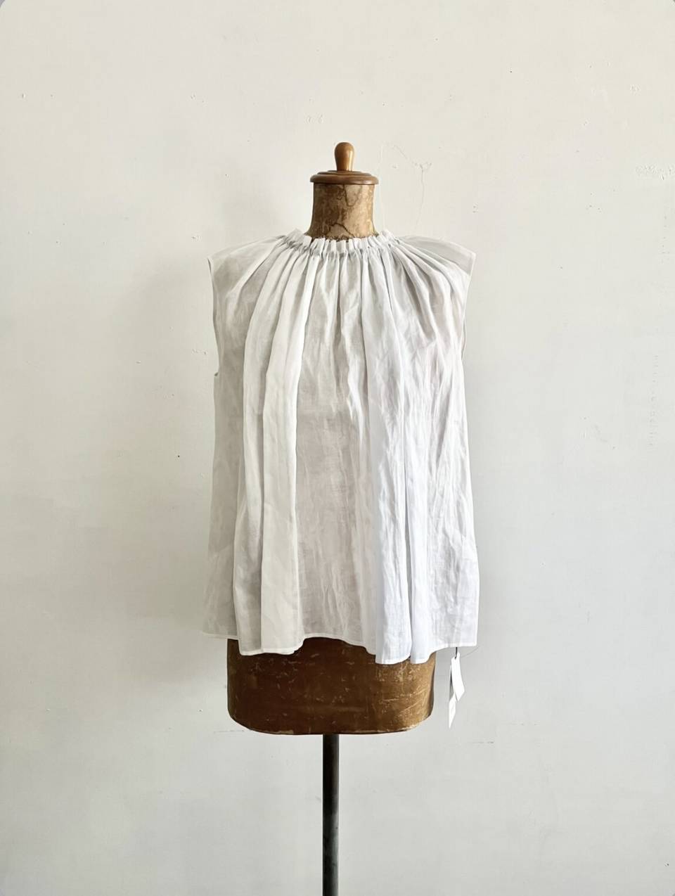 【美品】LISETTE　イヴェットブラン　シャーリングコットンガーゼトップス　シルクリボン