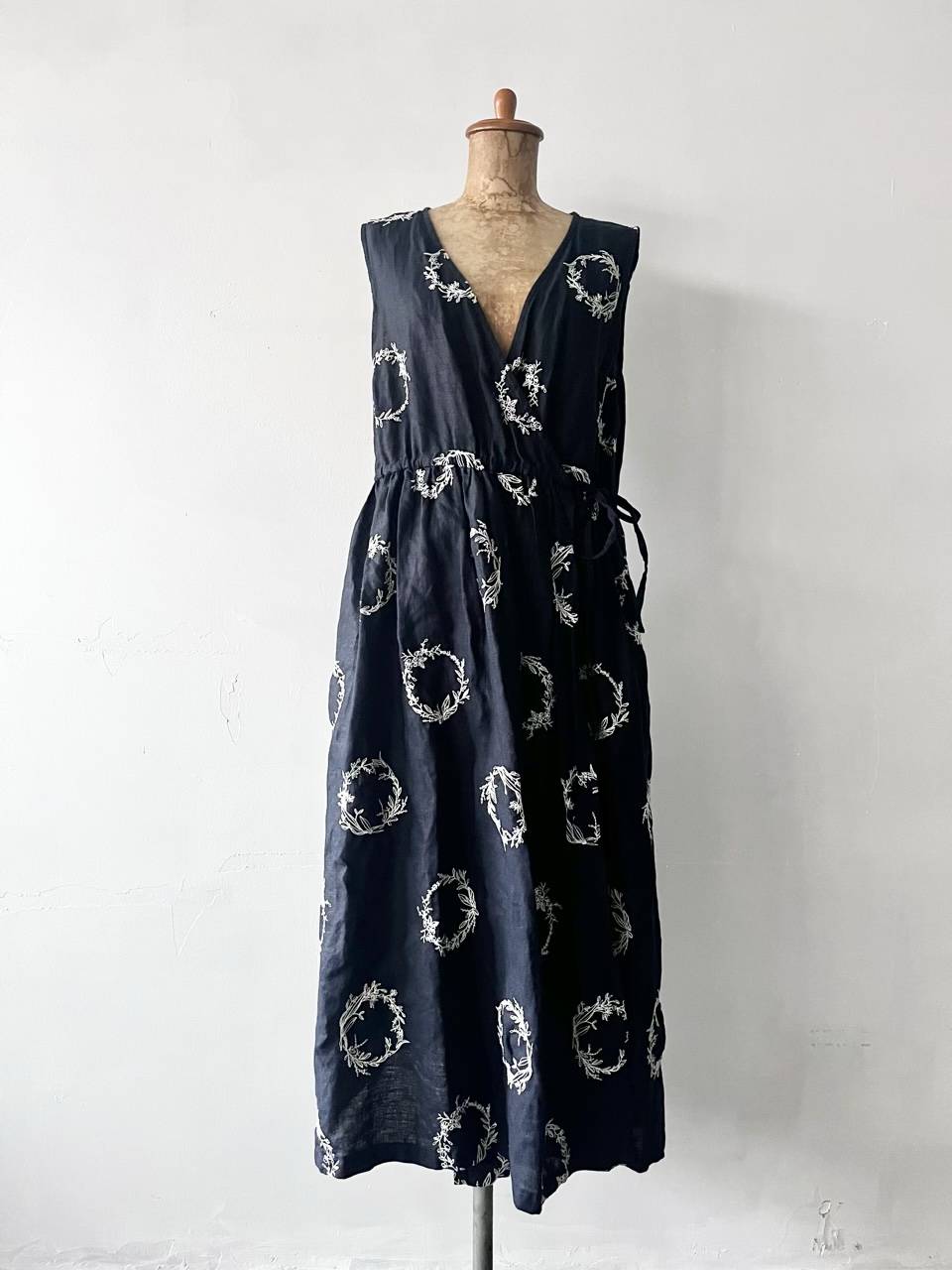 TUTIE　リネンリース刺繍ノースリーブカシュクールワンピース