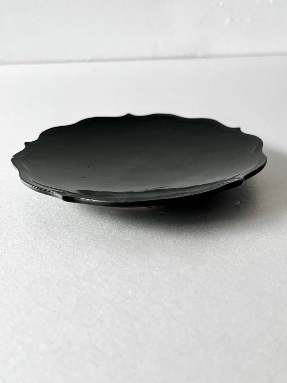 【美品】大井寛史　黒釉 稜花皿　５寸　②