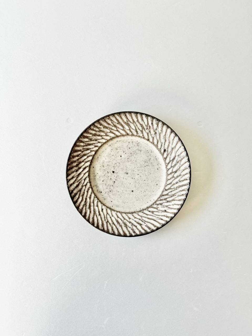 【美品】山本雅則　しのぎリム皿5寸・白