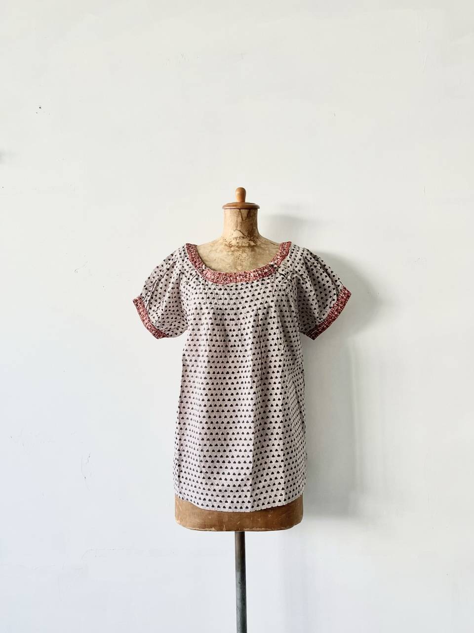 【未使用】ANOKHl　パフスリーブトップス　刺繍　サイズM