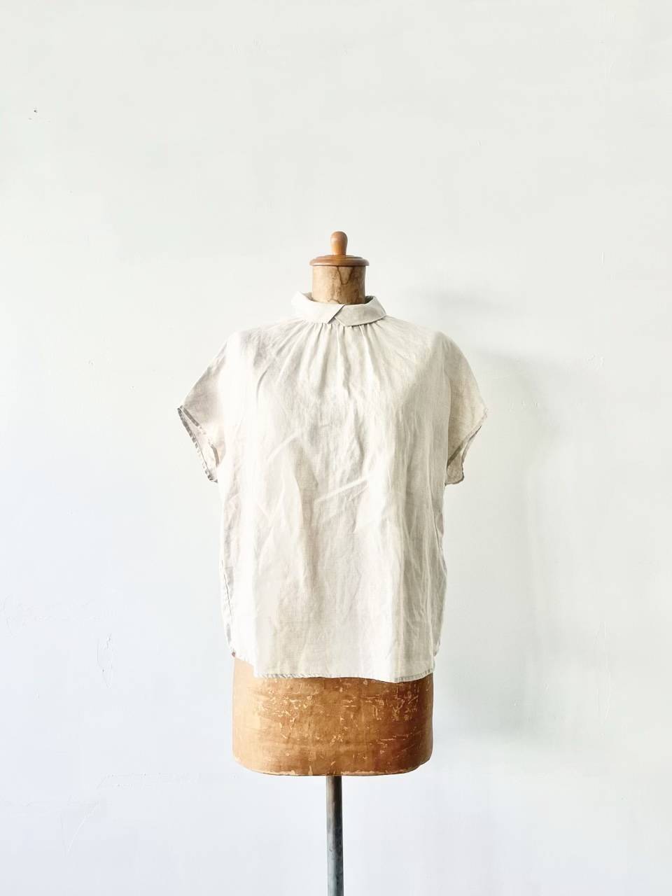 【美品】Veritecoeur　バックボタンブラウス　リネン　kinari