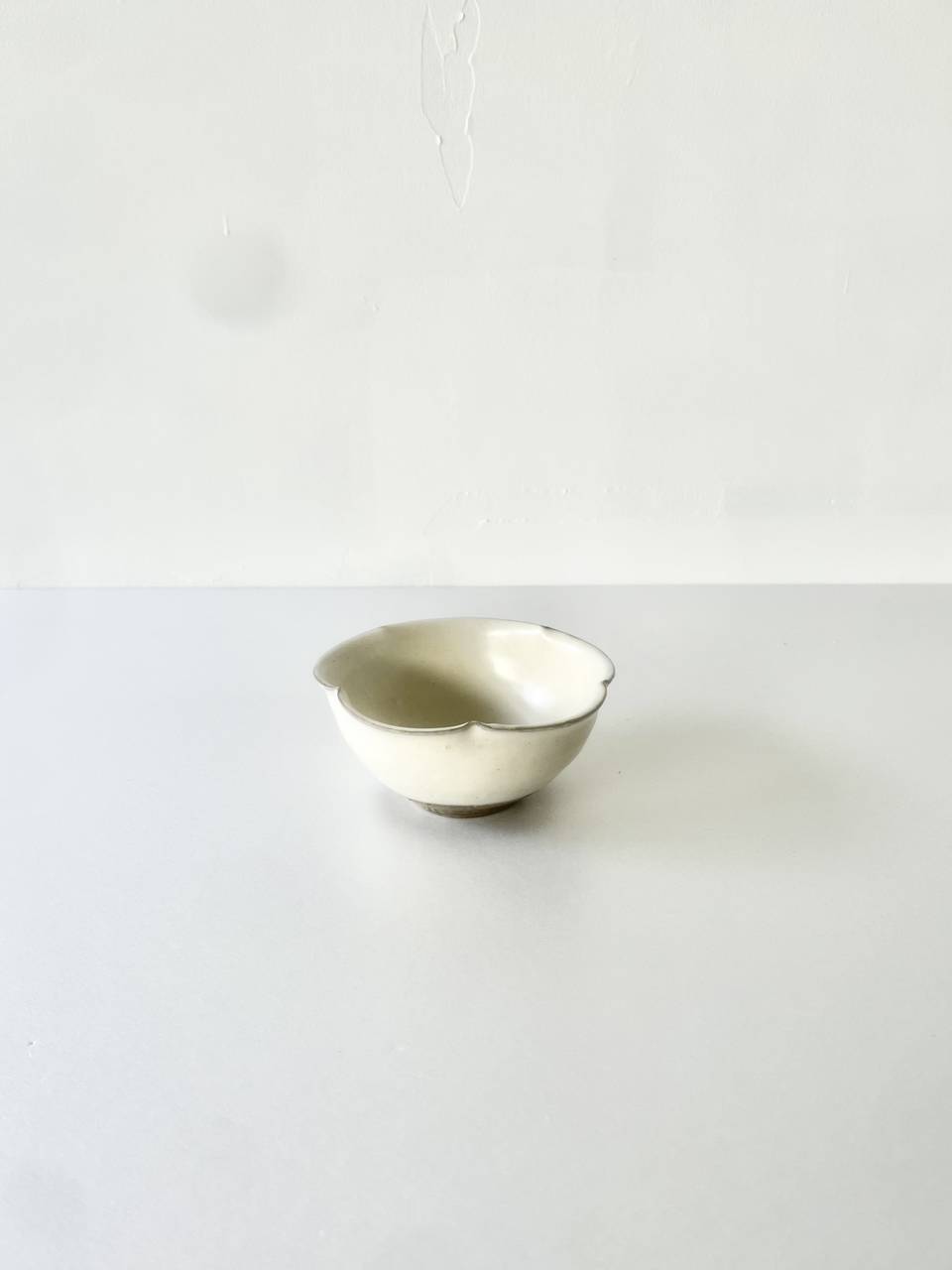 【美品】川口武亮　粉引輪花小鉢　②