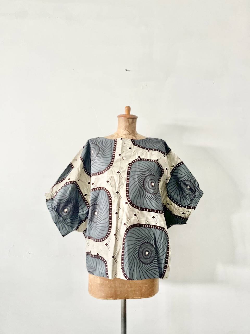 【美品】MANANI　アフリカンプリント柄トップス　プルオーバー　　フリーサイズ
