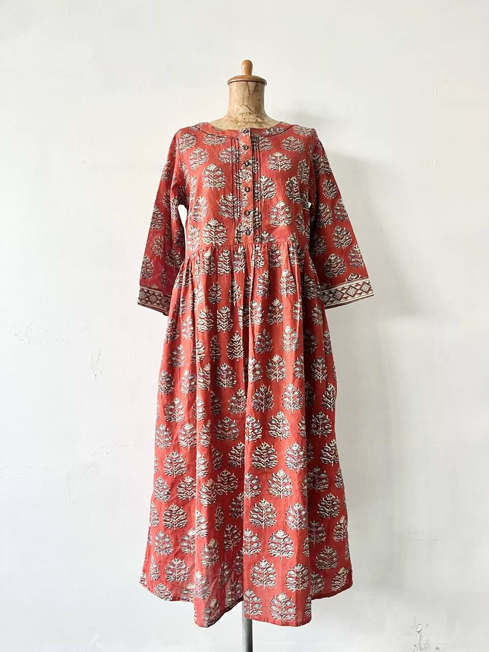 I.N.D.I.E　花柄ブロックプリントギャザーワンピース　レッド系　Sサイズ