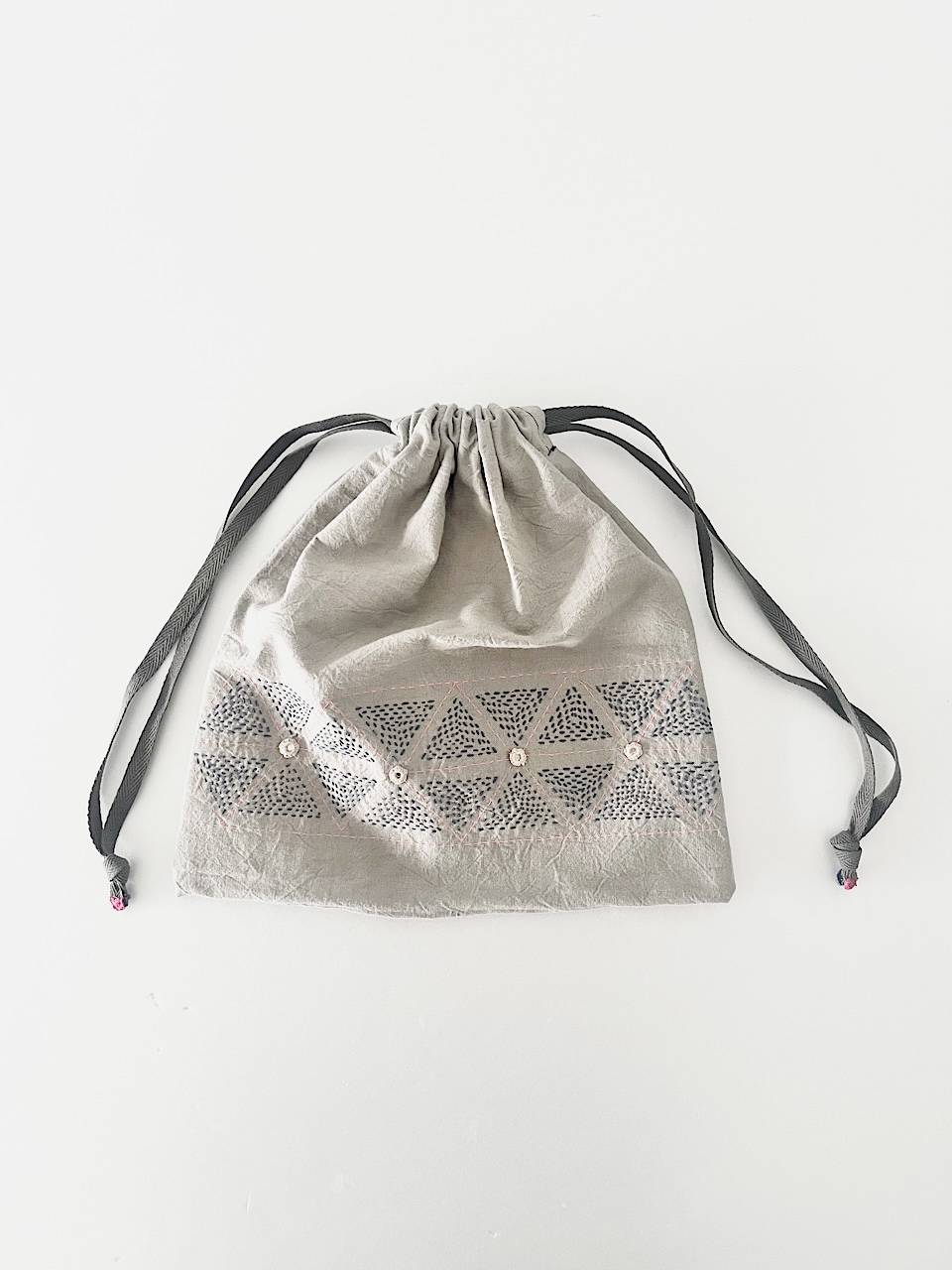 【新品】NUL　手刺繍巾着ポーチ　ミラーワーク　三角模様