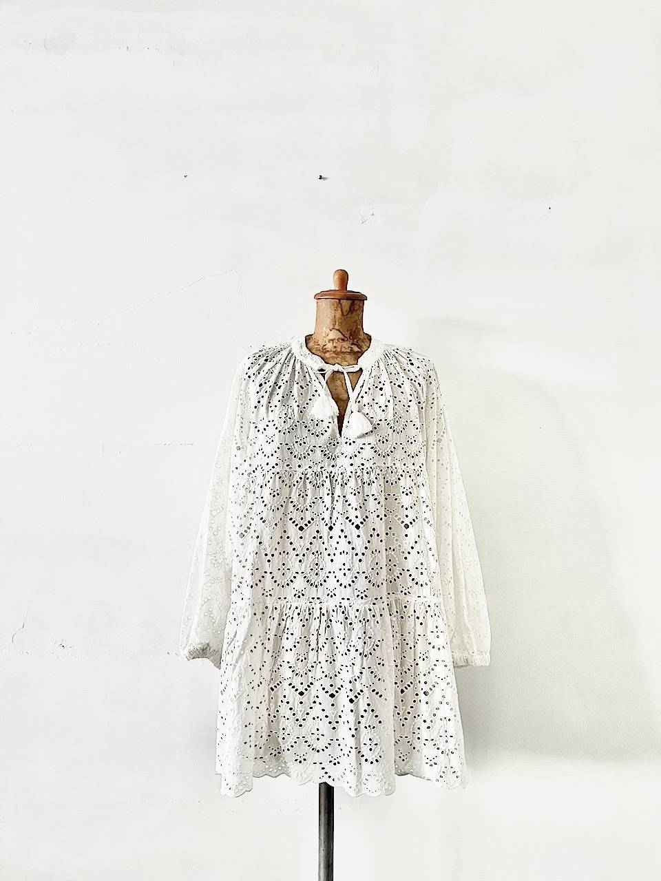 【美品】2023SS　JOURNAL STANDARD relume　コットンカットワーク刺繍ティアードブラウス　白