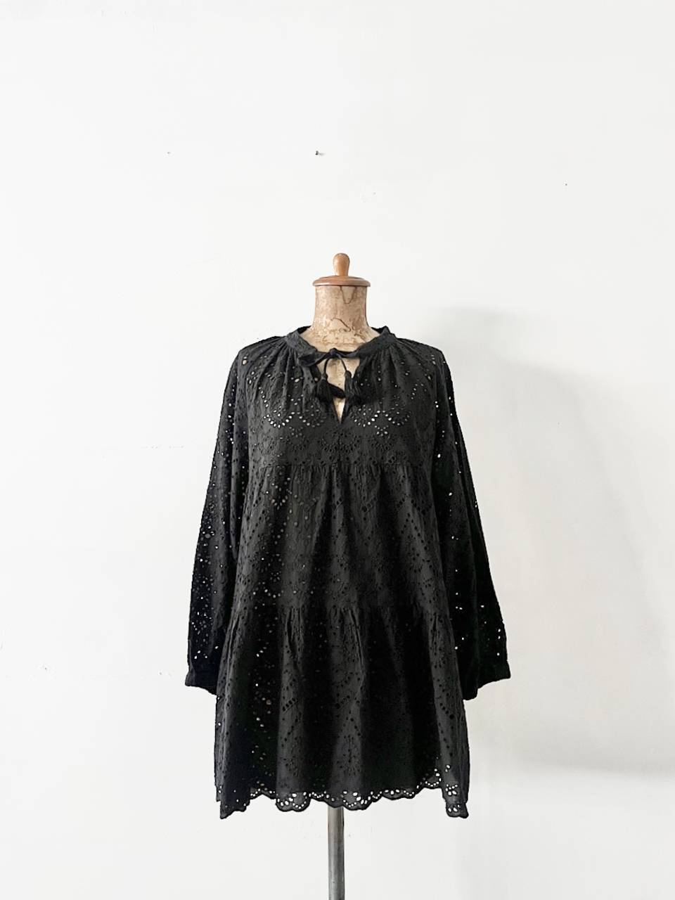 【美品】2023SS　JOURNAL STANDARD relume　コットンカットワーク刺繍ティアードブラウス　黒