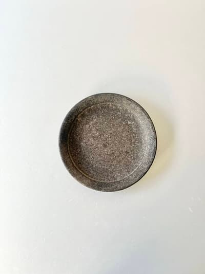 【美品】田鶴濵 守人　黒錆釉7寸皿 画像1