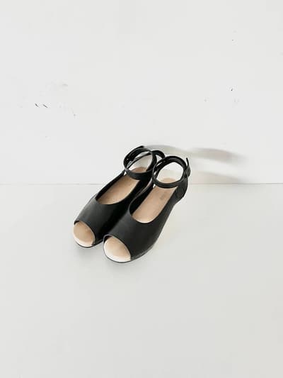 【美品】trippen　Orinoco black　アンクルストラップ オープントゥサンダル　ブラック 画像1
