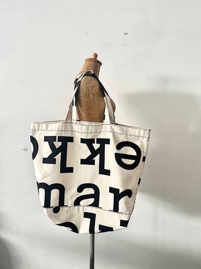 【北欧】marimekko　Ahkera　ロゴトートバッグ　ブラック　ホワイト　 画像1