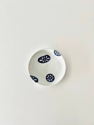 九谷青窯　徳永遊心　印判蓮根５寸皿　② 画像1