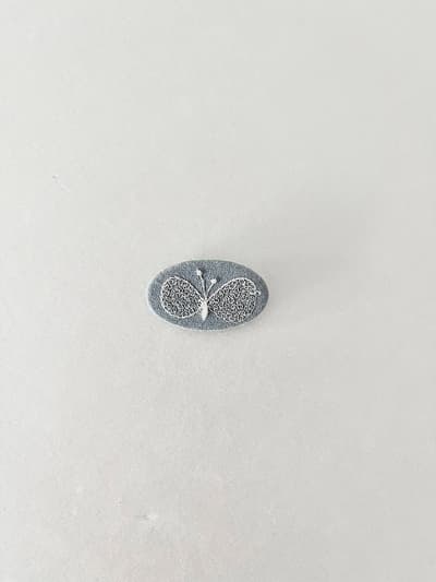 【美品】mina perhonen　choucho　ブローチ　ブルー　楕円 画像1