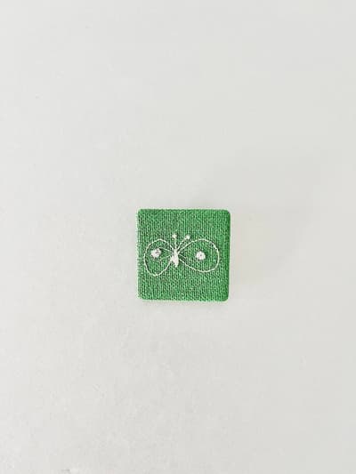 【美品】mina perhonen　choucho　ブローチ　グリーン　スクエア 画像1