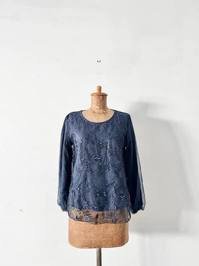 PAR ICI　ガーゼ刺繍トップス　ネイビー　フリーサイズ 画像1