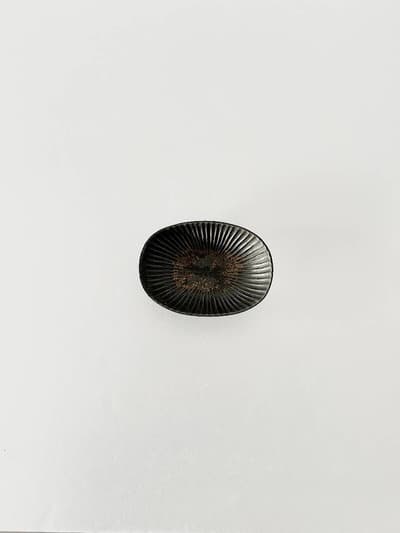 【美品】久野靖史　しのぎ楕円皿　黒　16cm　① 画像1