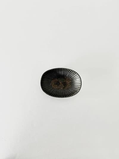 【美品】久野靖史　しのぎ楕円皿　黒　16cm　③ 画像1