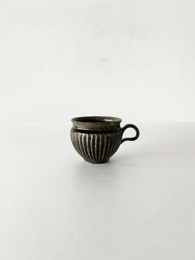 【美品】余宮隆　鉄釉鎬マグカップ 画像1