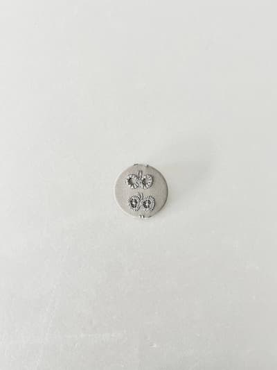 【美品】mina perhonen　choucho　刺繍　丸形ブローチ 画像1
