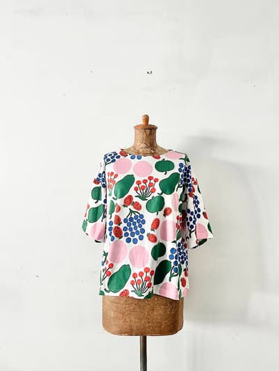 【海外限定】marimekko・UNIQLO　フルーツ柄カットソー　ホワイト　サイズXL 画像1