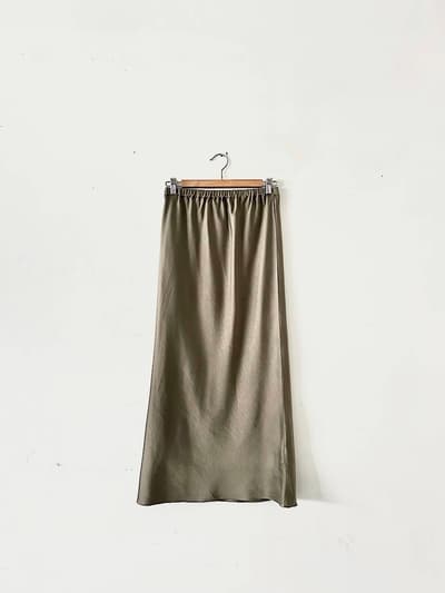 【美品】LEPSIM　ストレッチサテンスカート　カーキ 画像1