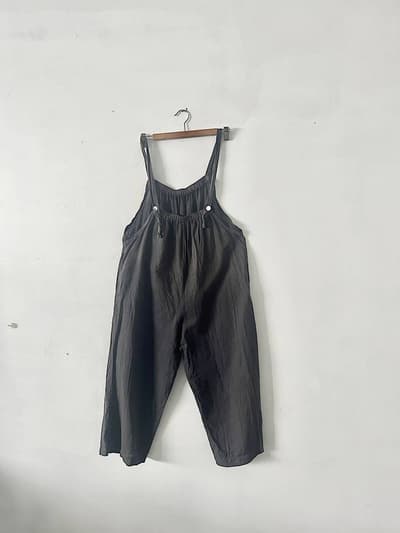 mari ja kuu　リネンコットン前後ゴムギャザーイージーサロペット　チャコール　 画像1
