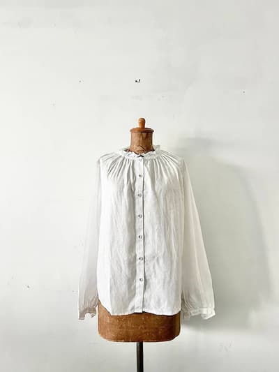 【美品】a piece of Library フリルカラーリネンブラウス　ホワイト 画像1