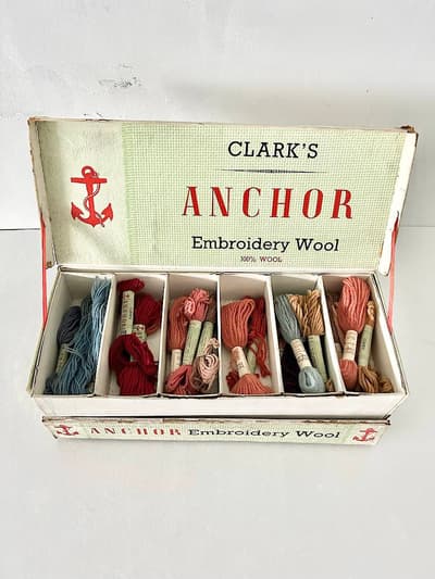 【イギリスアンティーク】Anchor社　毛糸付　BOX 1940年代　 画像1