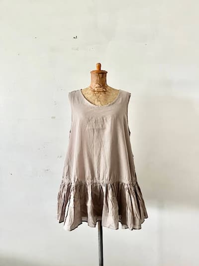 【美品】Veritecoeur　フリルインナーワンピース ショート　　グレージュ　 画像1