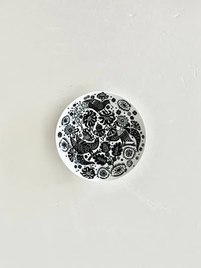 【美品】東屋　印判小皿　　scope別注　カッコー柄　黒　② 画像1