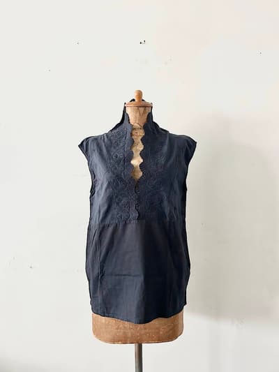 mizuiro ind　レース刺繍ノースリーブブラウス　ネイビー 画像1