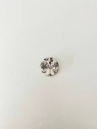 【美品】mina perhonen　ブローチ　letter of flower 画像1