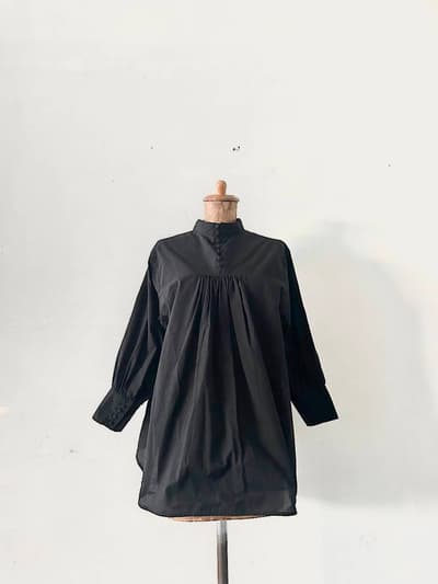 【美品】mano akiko　くるみボタンのブラウス 画像1