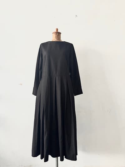 【美品】ina　ポリレーヨン バックボタン タックプリーツ ワンピース　サイズ2　 画像1