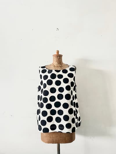 【美品】marimekko・ユニクロ　ドット柄ノースリーブブラウス　サイズXL 画像1