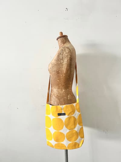 【北欧】marimekko　ドット柄　ショルダーバッグ　黄白 画像1