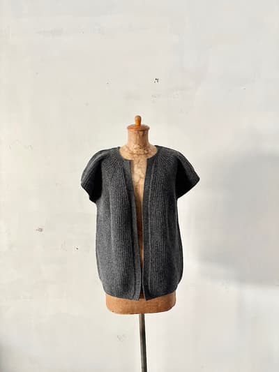 【美品】CLASKA　HAU 圧縮ウールベスト　グレー　 画像1