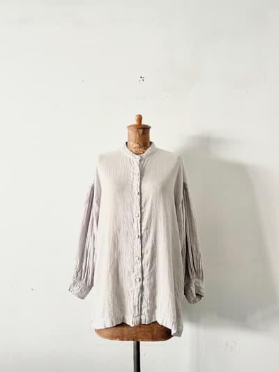 【美品】maison de soil　手織り　バンデッドカラーシャツ　バルーン袖　グレー 画像1