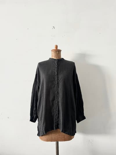 【美品】maison de soil　HANDWOVEN KHADI COTTON / LINEN PLAIN (OVERDYE) BANDED COLLAR SHIRT WITH MINI PINTUCK 画像1