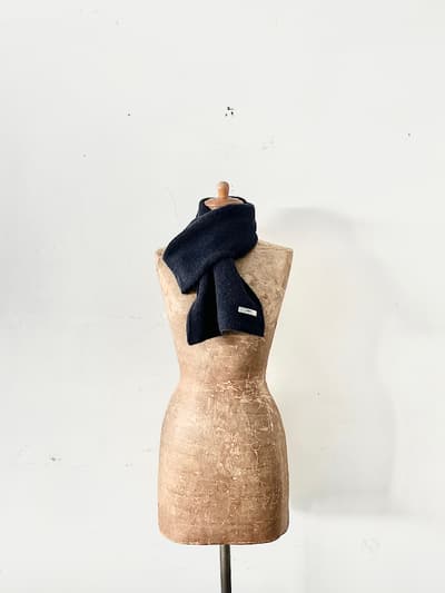 【美品】ARMEN　ウールカシミヤループスカーフ　ネイビー 画像1