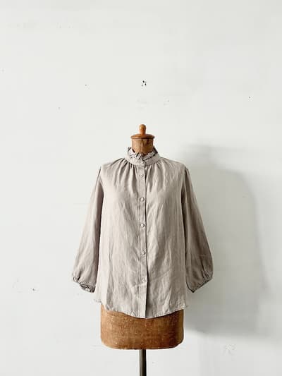 【美品】atelier an one 　襟フリルリネンブラウス 画像1