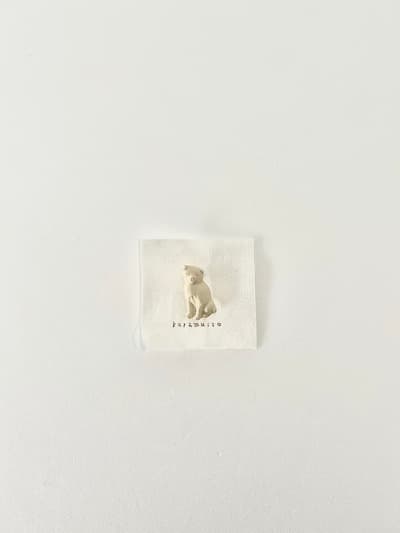 【美品】karamuito　白　犬　陶器　ブローチ 画像1