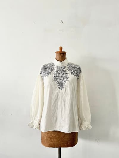 note et silence. cardo fabrica 　スタンドカラー刺繍ブラウス 画像1